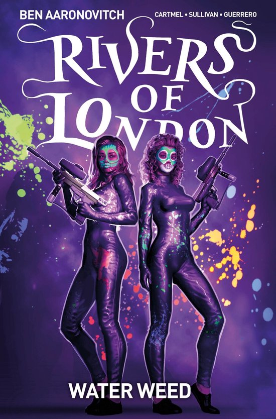 Cover van 'Rivers of London: Water Weed' met twee vrouwen in strakke outfits, gezichtsmake-up in mexicaanse stijl en wapens.