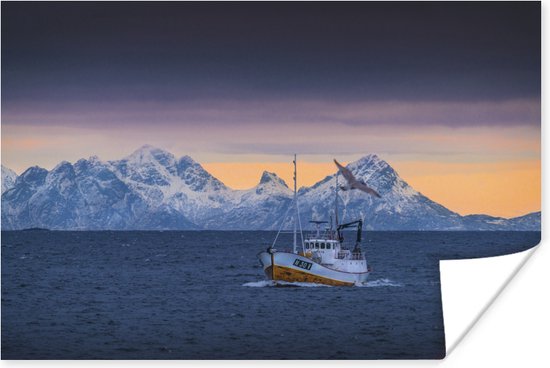 Poster Een vissersboot met bergen op de achtergrond - 180x120 cm XXL