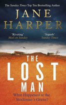 Boek 'The Lost Man' van Jane Harper. Met een oranje/bruine voorgrond en een donkere, dramatische lucht. Twee quotes: 'Riveting' Mail on Sunday en 'Superb' Sunday Times.