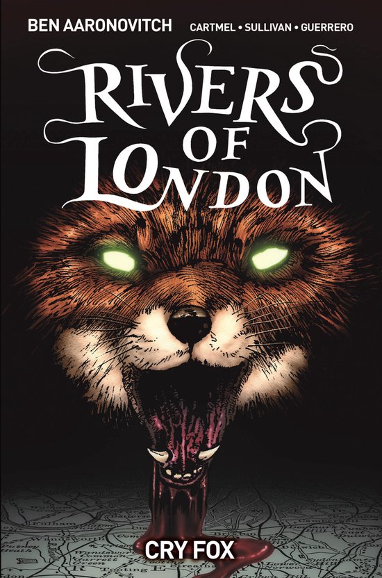 Rivers of London: Cry Fox comic cover. Close-up van een vos met gloeiende groene ogen en open bek, met een kaart van Londen op de achtergrond.