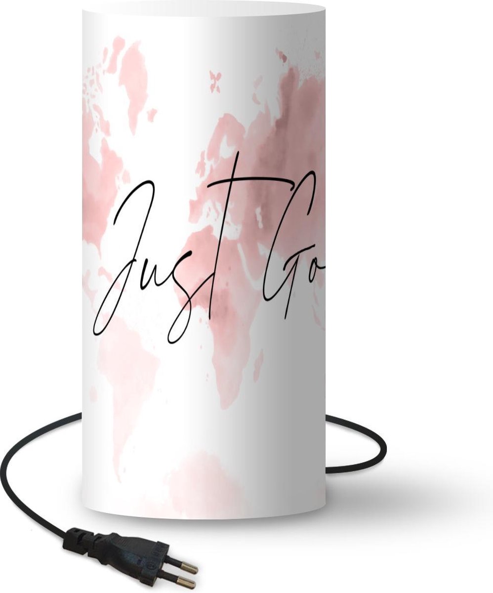 Lamp - Nachtlampje - Tafellamp slaapkamer - Kaart - Roze - Quote - 33 cm hoog - Ø15.9 cm - Inclusief LED lamp