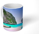 Mok - Twee boten liggen in het heldere zeewater bij de Phi Phi eilanden van Thailand - 350 ML - Beker