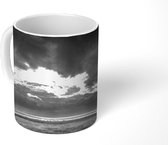 Mok - Donkere wolken boven een groen landschap - zwart wit - 350 ML - Beker