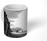 Mok - Stapels van basalt in de zee bij het zwarte strand van Reynisfjara - zwart wit - 350 ML - Beker
