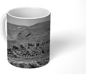 Mok - Edelherten in de bergen van het Nationaal park Cairngorms - zwart wit - 350 ML - Beker