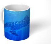 Mok - tekening van een walvishaai met zonnestralen in het water - 350 ML - Beker