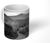 Mok - Een weg bij het Welshe Nationaal park Brecon Beacons - zwart wit - 350 ML - Beker