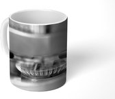 Mok - Een close up van brandend gas op het gasfornuis - zwart wit - 350 ML - Beker