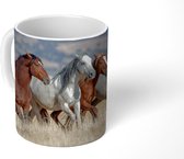Mok - Koffiemok - Vier wilde mustang paarden rennen door het gras - Mokken - 350 ML - Beker - Koffiemokken - Theemok