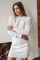 Witte  jurk met schoudervulling/detail