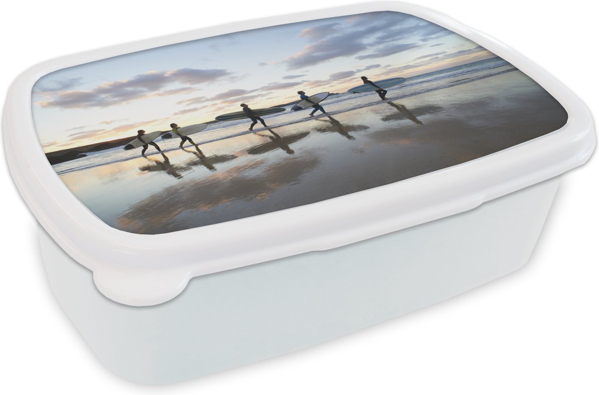 Broodtrommel Wit - Lunchbox - Brooddoos - Surfers langs het strand - 18x12x6 cm - Volwassenen