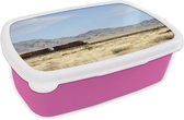 Broodtrommel Roze - Lunchbox - Brooddoos - Een rode trein in de woestijn - 18x12x6 cm - Kinderen - Meisje