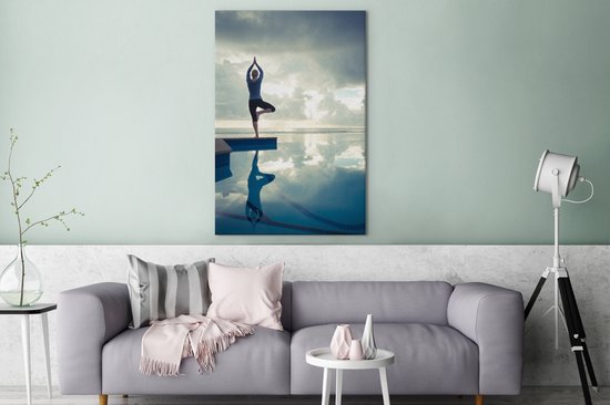Une femme pratique le yoga près d'une piscine toile 90x140 cm - Tirage photo sur toile (Décoration murale salon / chambre)