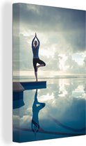 Une femme pratique le yoga près d'une piscine toile 90x140 cm - Tirage photo sur toile (Décoration murale salon / chambre)
