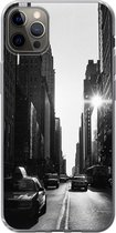 Geschikt voor iPhone 13 Pro Max hoesje - Een rustige straat in New York in zwart-wit - Siliconen Telefoonhoesje
