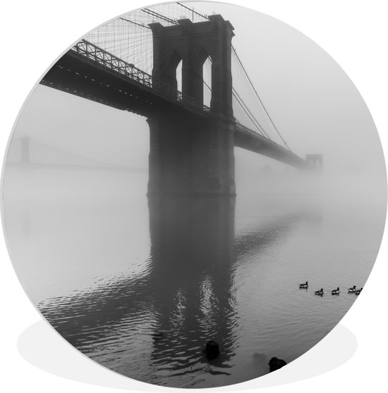 WallCircle - Wandcirkel ⌀ 30 - Mist bedekt de Brooklyn Brug in New York in zwart-wit - Ronde schilderijen woonkamer - Wandbord rond - Muurdecoratie cirkel - Kamer decoratie binnen - Wanddecoratie muurcirkel - Woonaccessoires