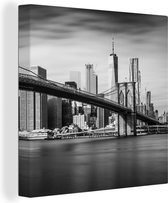 Canvas Schilderij Architectuur - New York - Brooklyn Bridge - Water - Zwart wit - 20x20 cm - Wanddecoratie