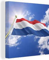 Canvas Schilderij De vlag van Nederland wappert in de lucht - 20x20 cm - Wanddecoratie