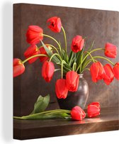 Canvas Schilderij Een boeket van rode tulpen tegen een donkere achtergrond - 50x50 cm - Wanddecoratie