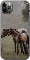 Geschikt voor iPhone 12 Pro Max hoesje - Paarden - Natuur - Mist - Siliconen Telefoonhoesje