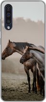Geschikt voor Samsung Galaxy A50 hoesje - Paarden - Mist - Weide - Siliconen Telefoonhoesje