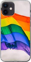 Geschikt voor iPhone 12 hoesje - Foto van een regenboog vlag - Siliconen Telefoonhoesje