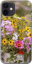 Geschikt voor iPhone 12 hoesje - Bloemen - Gieter - Kleur - Siliconen Telefoonhoesje