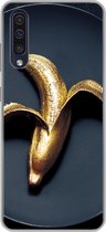 Geschikt voor Samsung Galaxy A50 hoesje - Gouden banaan op een donkere achtergrond - Siliconen Telefoonhoesje