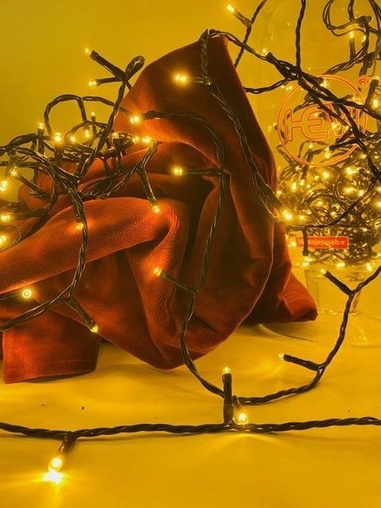 Warme LED-lichtjes op een donkere kabel, deels gewikkeld rond een rode stof.