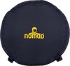 Donkerblauwe, ronde compressiezak met gele Nomad-opdruk.