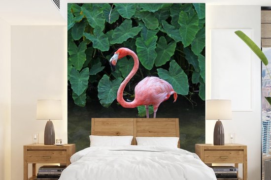 Behang - Fotobehang Een flamingo staat in het ondiepe water - Breedte 190 cm x hoogte 260 cm