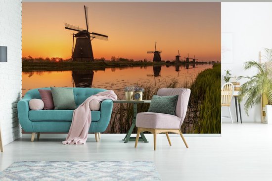Papier peint photo en vinyle - Lueur rouge dans le ciel aux moulins à vent de Kinderdijk en Europe largeur 390 cm x hauteur 260 cm - Tirage photo sur papier peint (disponible en 7 tailles)