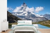 Behang - Fotobehang Zwitserse Matterhorn in de middag naast de Riffelsee in Zermatt - Breedte 600 cm x hoogte 400 cm
