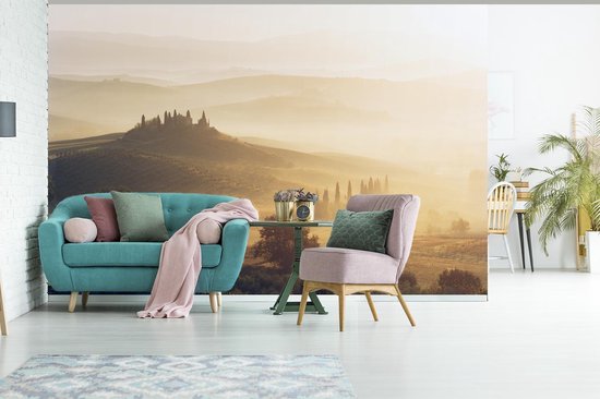 Papier peint photo en vinyle - Le paysage toscan et brumeux lors d'un lever de soleil largeur 330 cm x hauteur 220 cm - Tirage photo sur papier peint (disponible en 7 tailles)