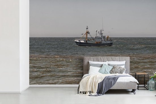 Bateau de pêche sur la mer du Nord fotobehang / Mer et plage