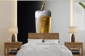 Behang - Fotobehang Zalig biertje op een zwarte achtergrond - Breedte 350 cm x hoogte 350 cm