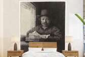 Behang - Fotobehang Zelf Rembrandt, etsend bij een raam - Rembrandt van Rijn - Breedte 195 cm x hoogte 240 cm