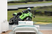 Une moto de course dans un virage papier peint photo vinyle largeur 525 cm x hauteur 350 cm - Tirage photo sur papier peint (disponible en 7 tailles)