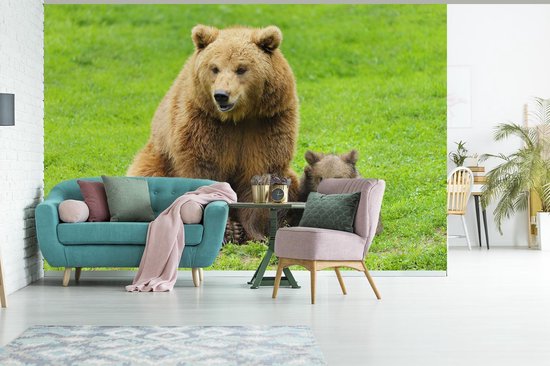 Papier peint photo vinyle - Ours brun avec son petit dans l'herbe largeur 420 cm x hauteur 280 cm - Tirage photo sur papier peint (disponible en 7 tailles)