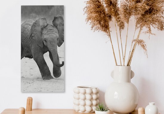 Canvas Schilderij Olifant - Baby - Dieren - Pad - Zwart wit - 20x40 cm - Wanddecoratie