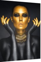 Mooie vrouw in zwart en goud - Foto op Dibond - 60 x 80 cm