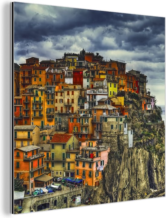 Wanddecoratie Metaal – Aluminium Schilderij – Donkere wolken boven de kleurrijke huizen van Cinque Terre – 50×50 cm – Dibond