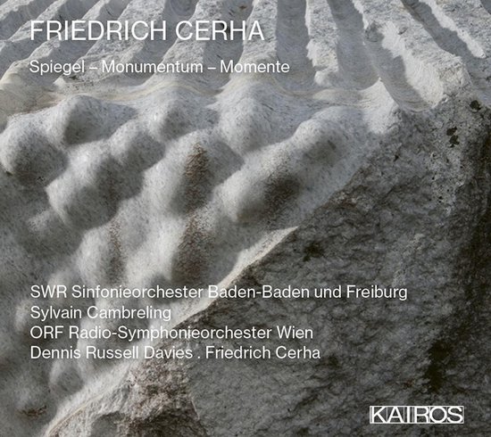 Friedrich Cerha: Spiegel-Monumentum-Momente albumhoes met gestructureerd grijs oppervlak en tekst. Bevat SWR Sinfonieorchester Baden-Baden und Freiburg.