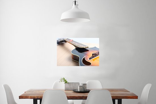 Une guitare électrique sur un plancher en bois Poster 90x60 cm - Tirage photo sur Poster (décoration murale salon / chambre)
