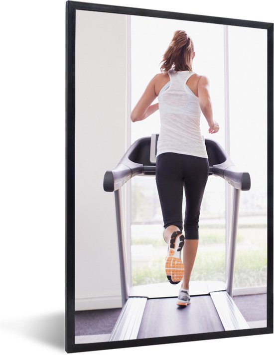Fotolijst incl. Poster - Een vrouw doet aan fitness op een loopband - 80x120 cm - Posterlijst