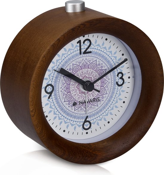 Réveil analogique classique en bois Navaris - Horloge de table rétro avec alarme, fonction snooze et éclairage - Rond - Marron foncé avec cadran solaire indien