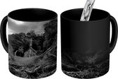 Magische Mok - Foto op Warmte Mok - Eekhoorn en vos in het bos - zwart wit - 350 ML