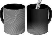 Magische Mok - Foto op Warmte Mok - Optische illusie neonkleurige golven - zwart wit - 350 ML