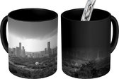 Magische Mok - Foto op Warmte Mok - Overzicht van de Chinese stad Dalian - zwart wit - 350 ML