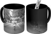 Magische Mok - Foto op Warmte Mok - Vrouw fietst onder lampionnen door - zwart wit - 350 ML